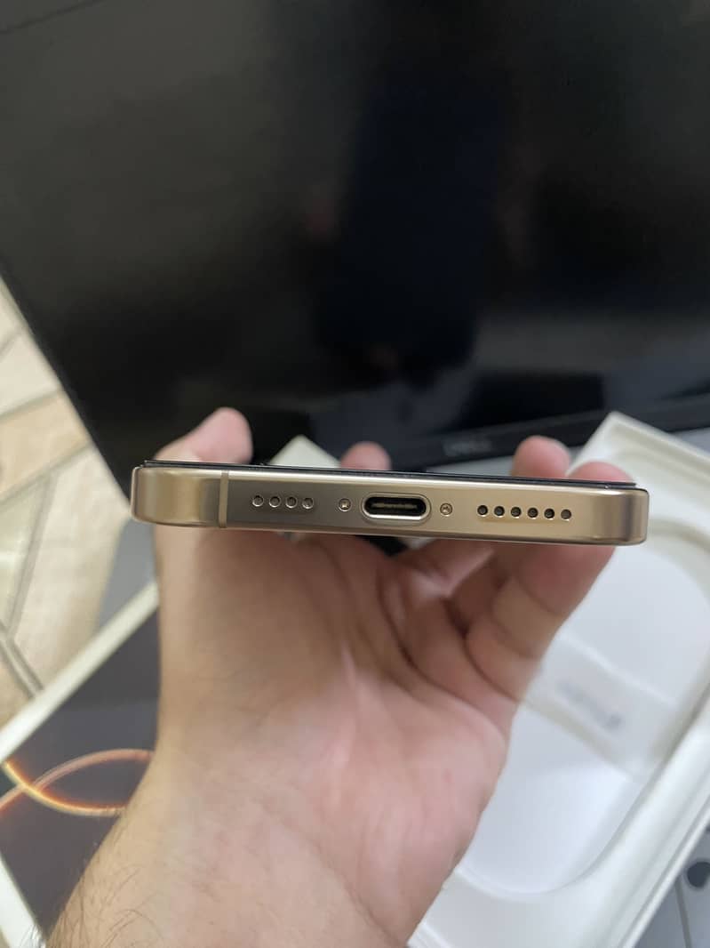 Apple iPhone 16 Pro Max 6