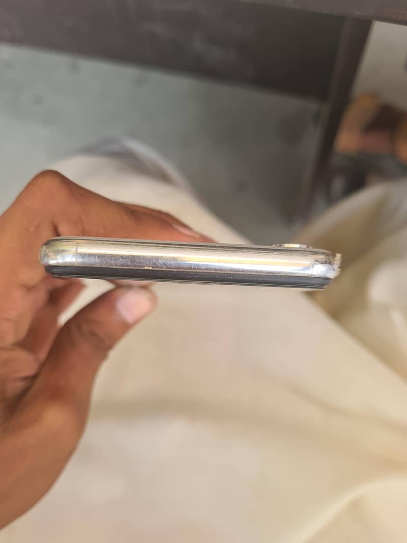 Apple iPhone X 4