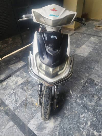 Scooty used in 3 years lithium battery 1200 watt