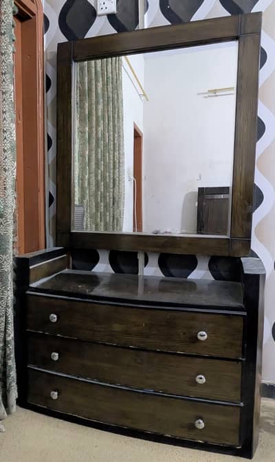 urgent selling bed set without mattress