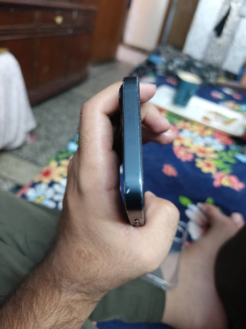 Apple iPhone 13 4