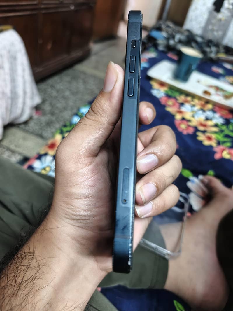 Apple iPhone 13 5