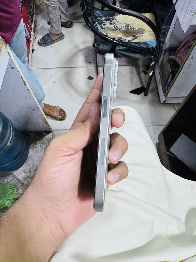 Apple iPhone 15 Pro 0