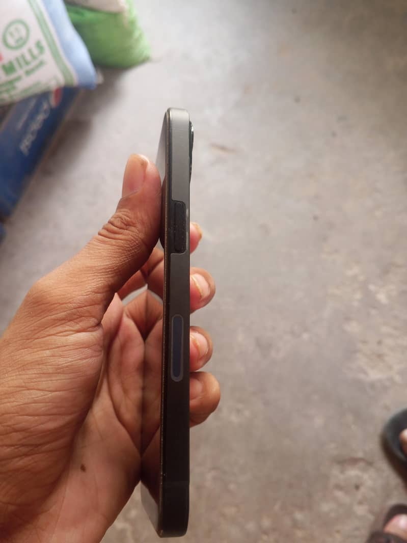 Apple iPhone 13 2