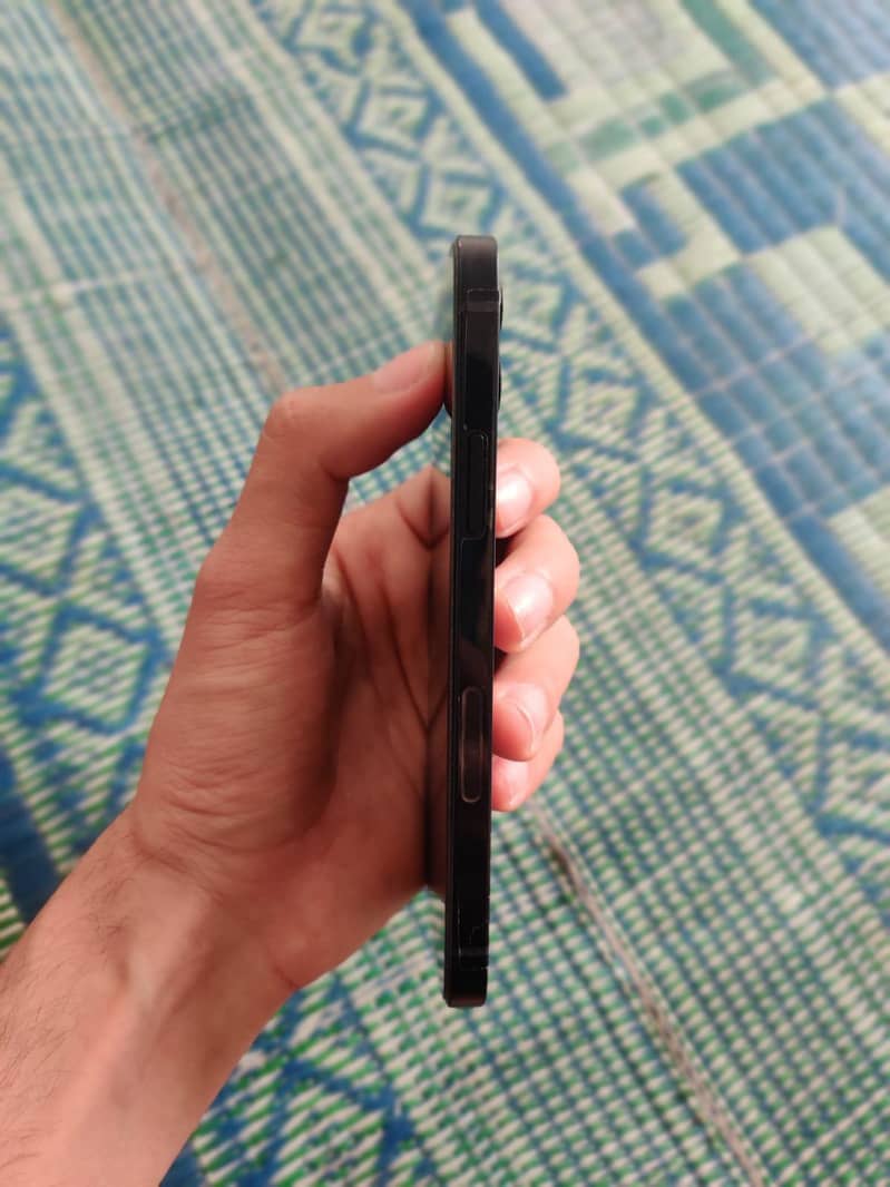 Apple iPhone 12 4