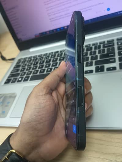 Apple iPhone 16