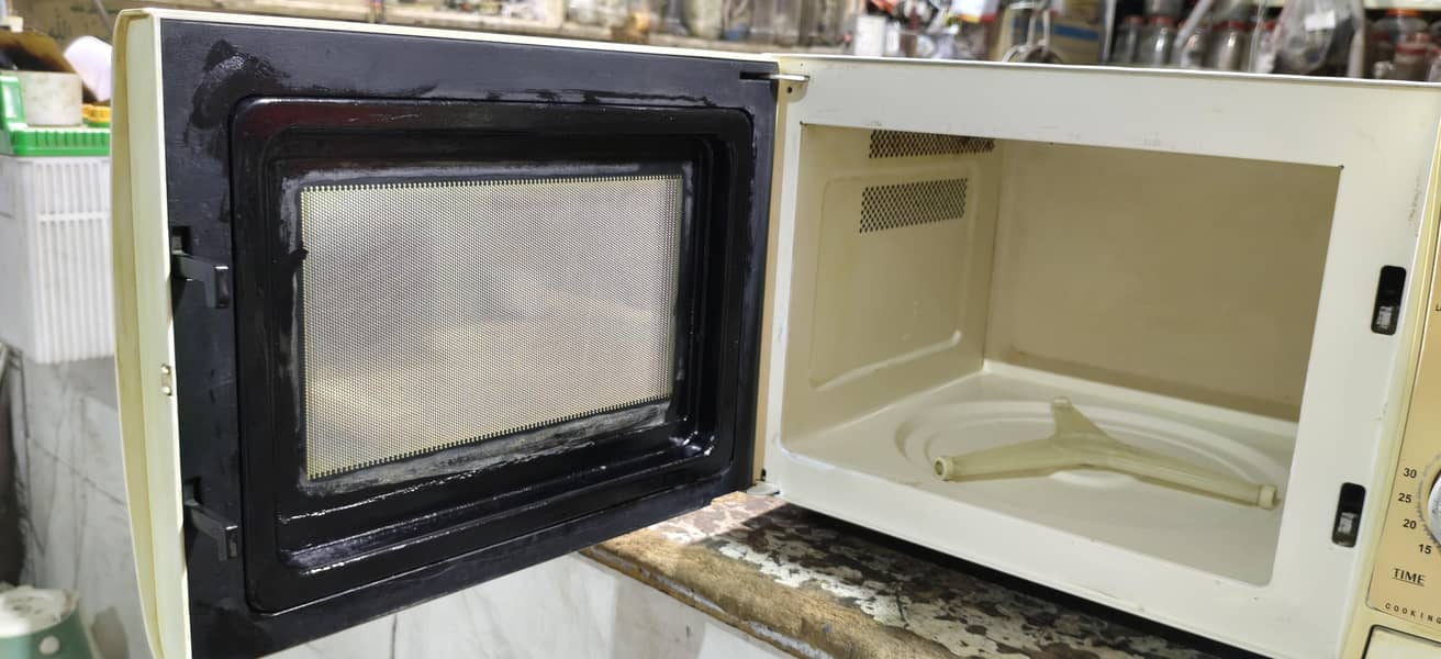 Sharp Microwave Good Condition 4