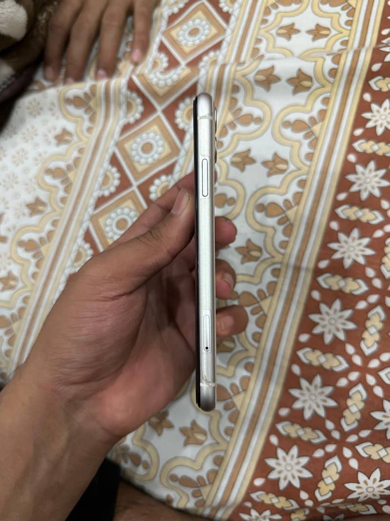 Apple iPhone 11 3