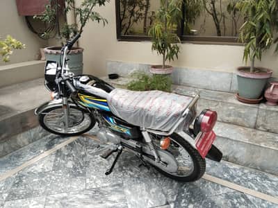 Honda 125 for sale condition new. . Back colour. alamination hoe h