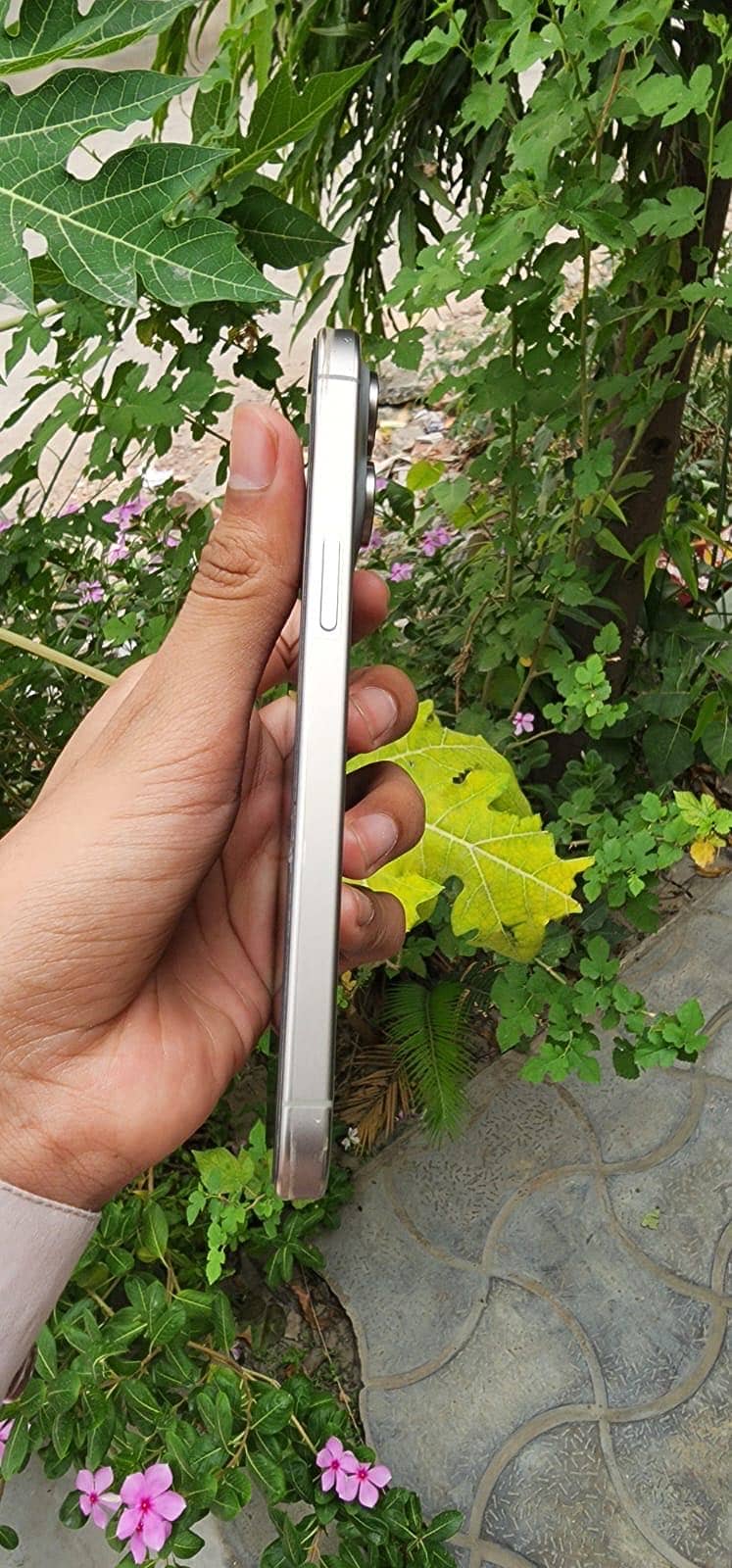 Apple iPhone 15 Pro Max 4