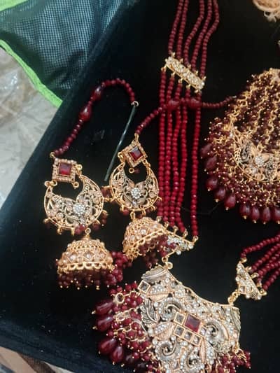 a beautiful bridal jewellery set