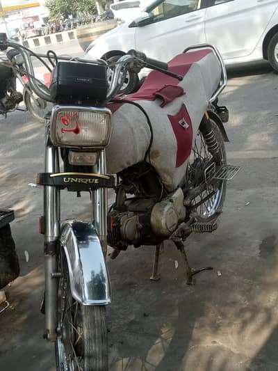 Honda CD 70 Candichion ap ke Samne he
