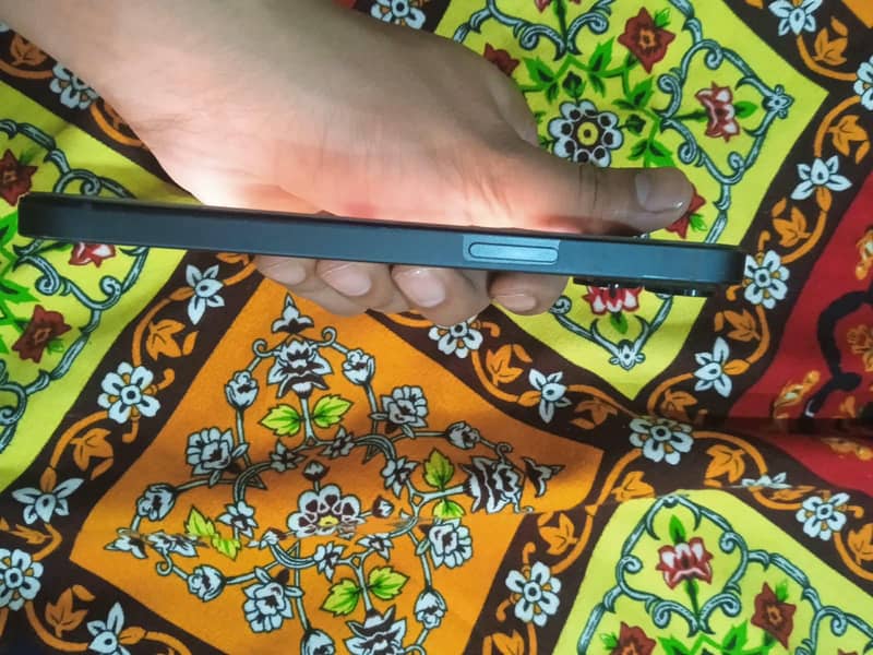Apple iPhone 13 5