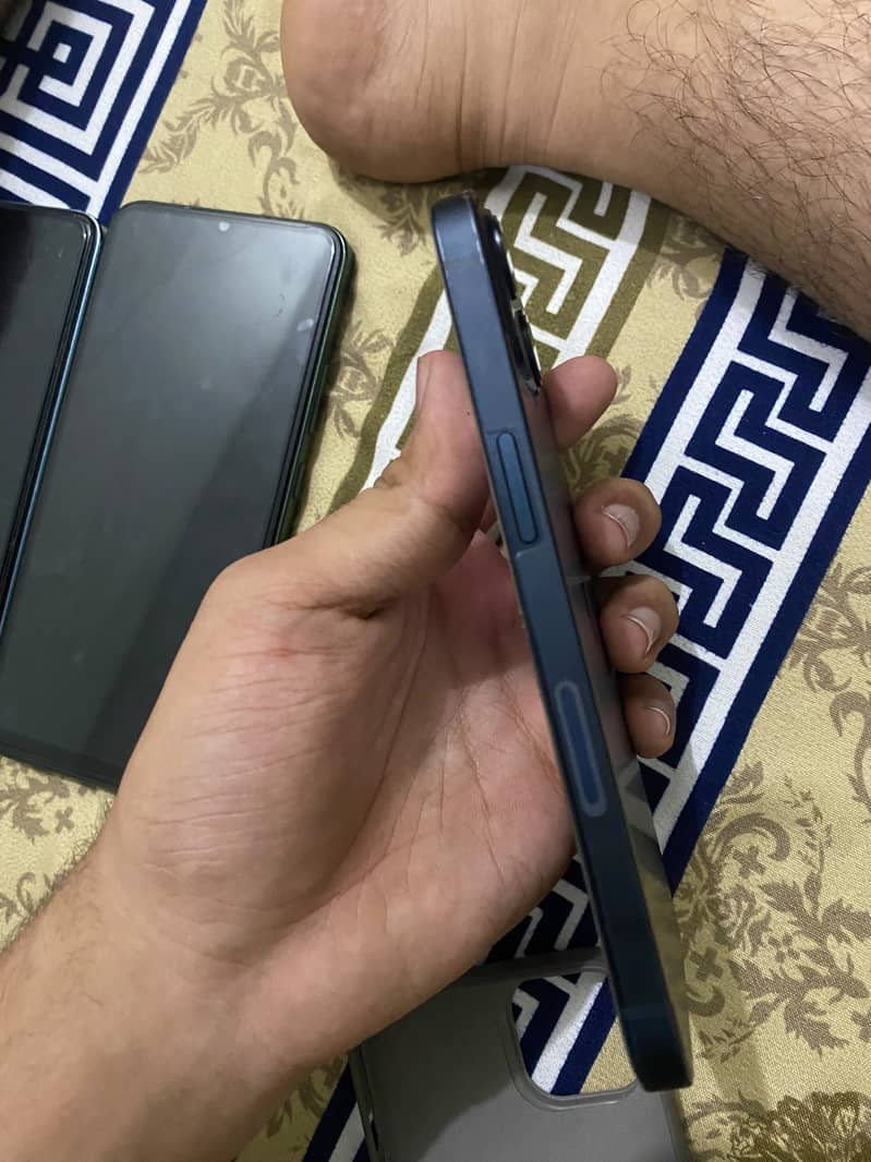 Apple iPhone 13 5