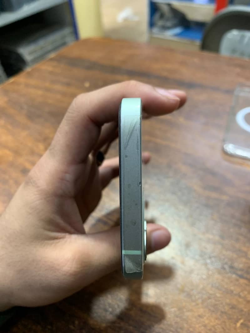 Apple iPhone 12 4