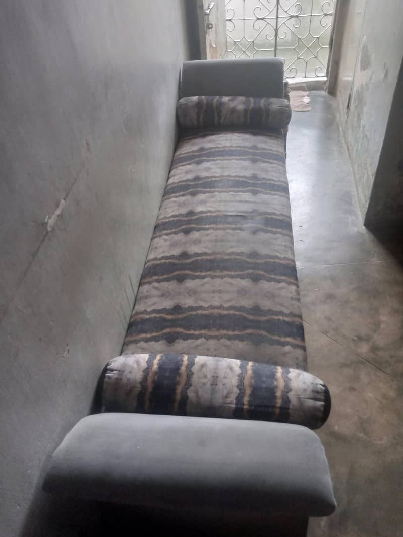 4 seater sofa 0