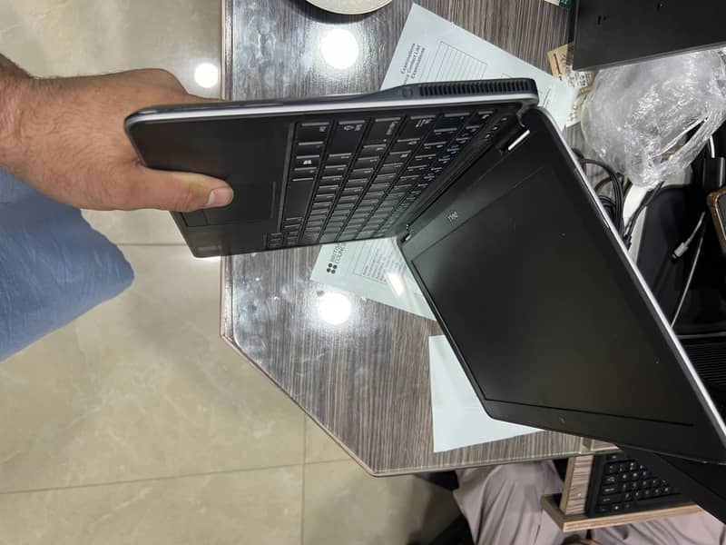 Dell Latitude e7240 3