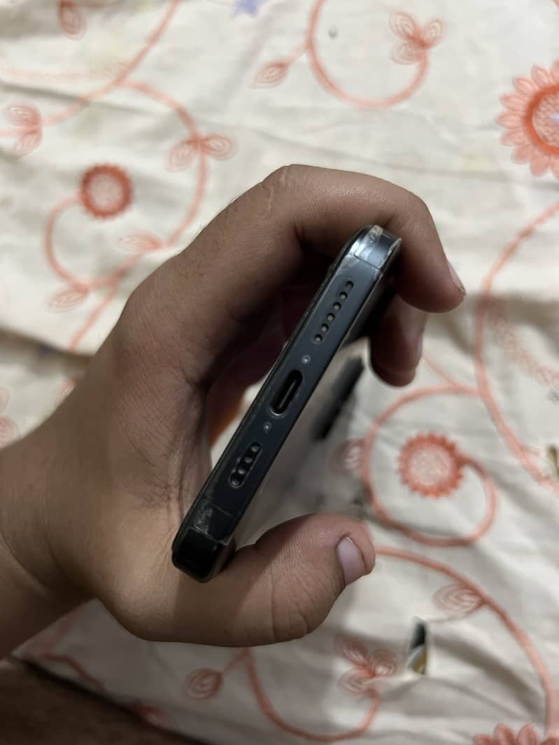 Apple iPhone 15 Pro Max 2