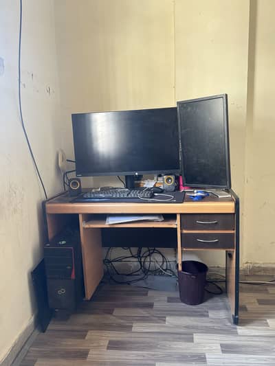 Computer table