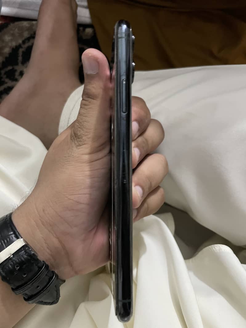 Apple iPhone 11 Pro Max 2