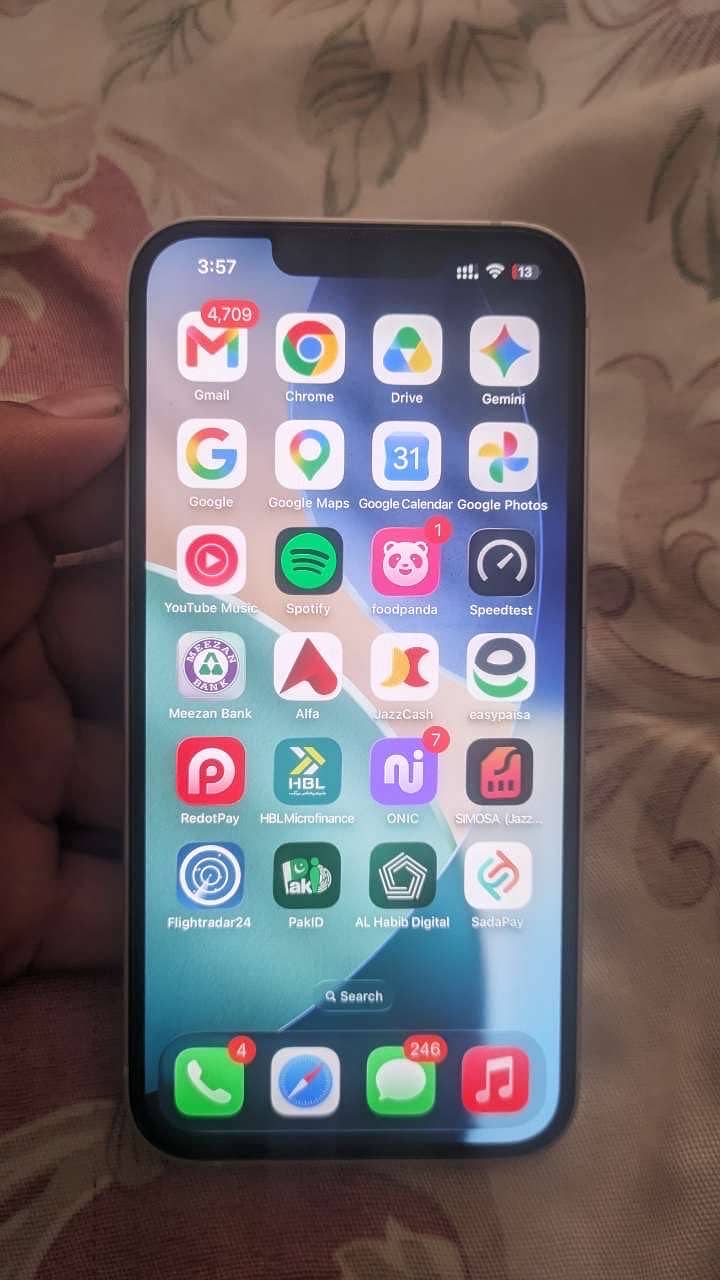 Apple iPhone 13 7