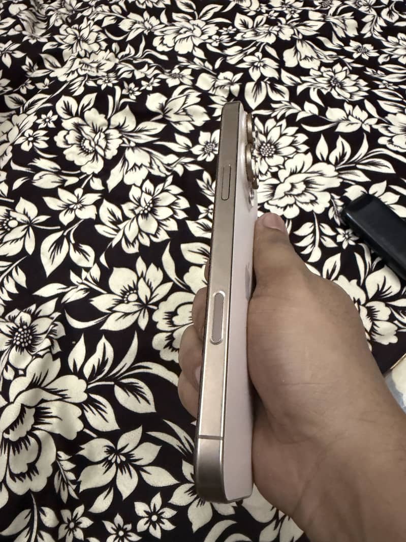 Apple iPhone 16 Pro Max 4
