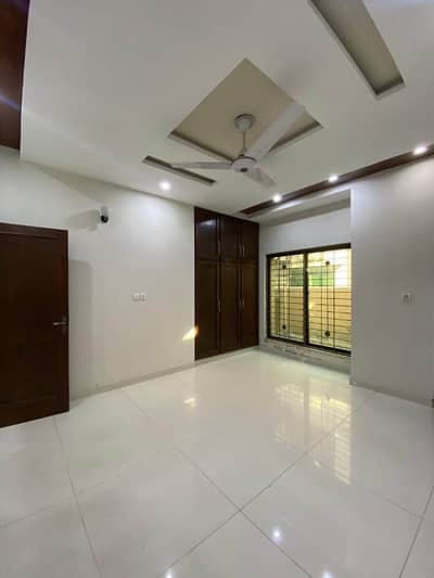 10 Marla Upper Portion Available For Rent In Park View City Lahore