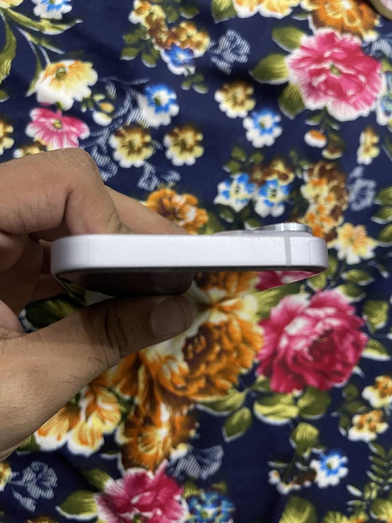 Apple iPhone 14 3