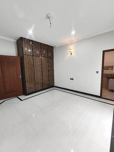 10- MARLA UPER PORTION AVALIABLE FOR RENT RAFI BLOCK IN BAHRIA TOWN (ORIGNAL PIC)