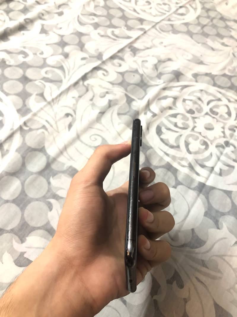 Apple iPhone XS 4