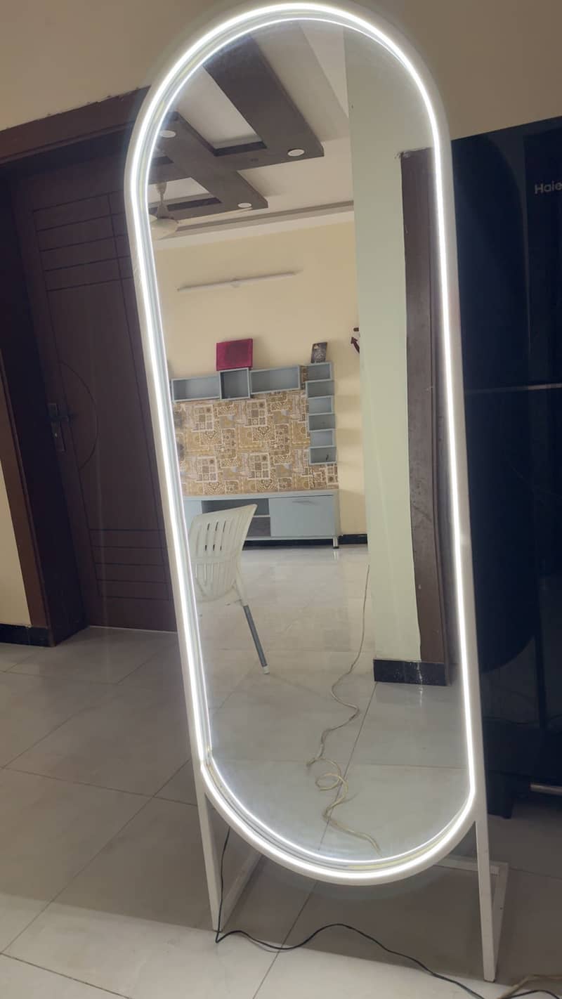 Capsule standing  mirror 0