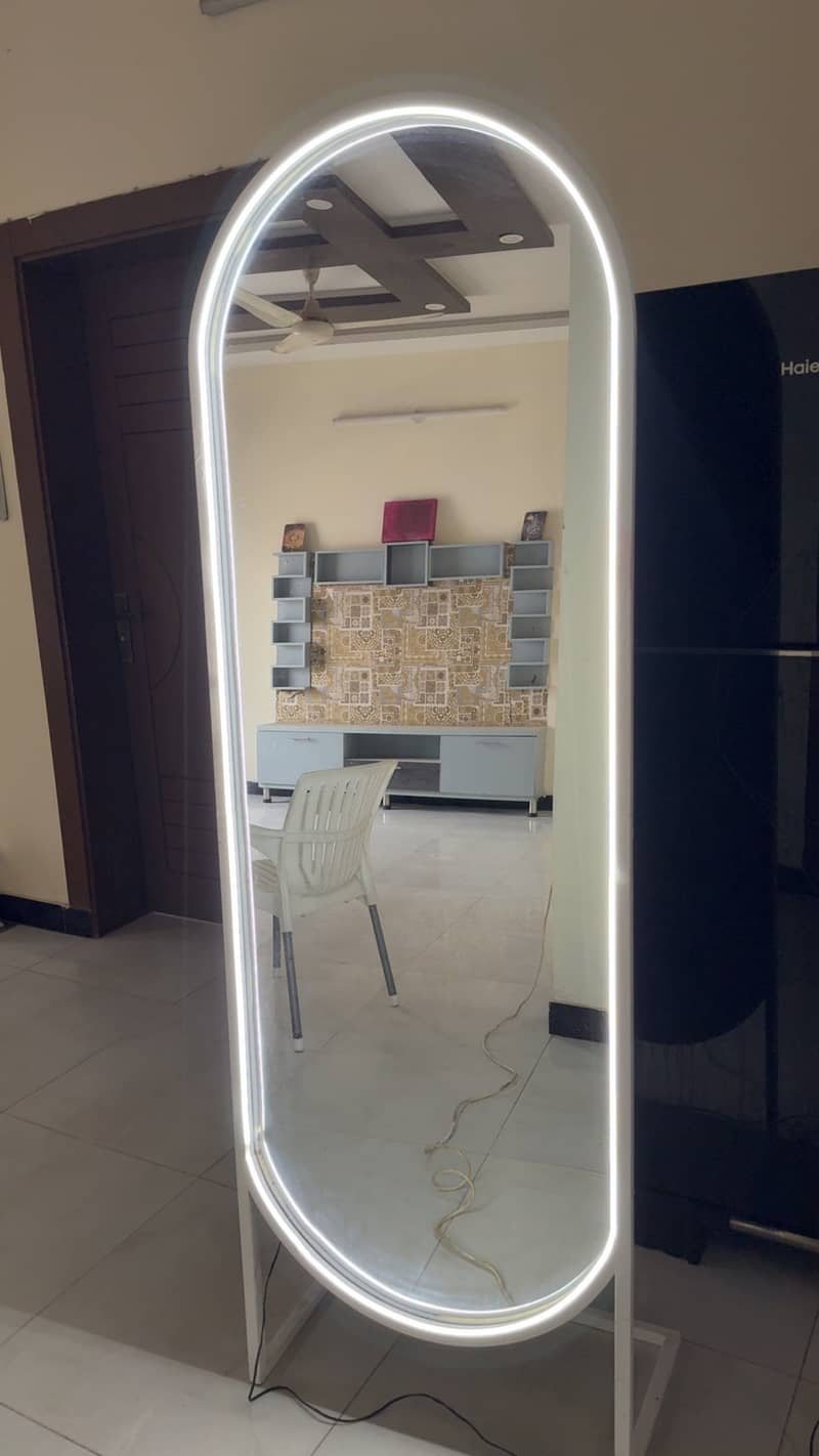 Capsule standing  mirror 1