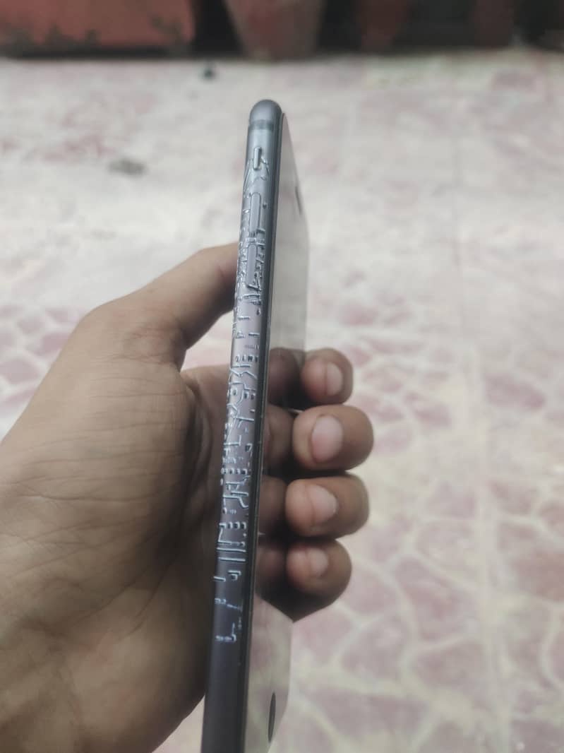 Apple iPhone 8 Plus 3