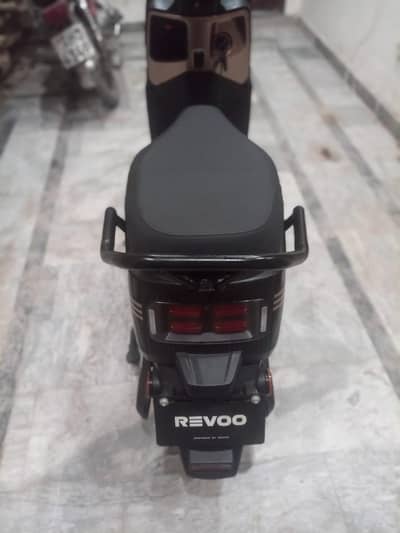 Revoo A11 Electric Scooty