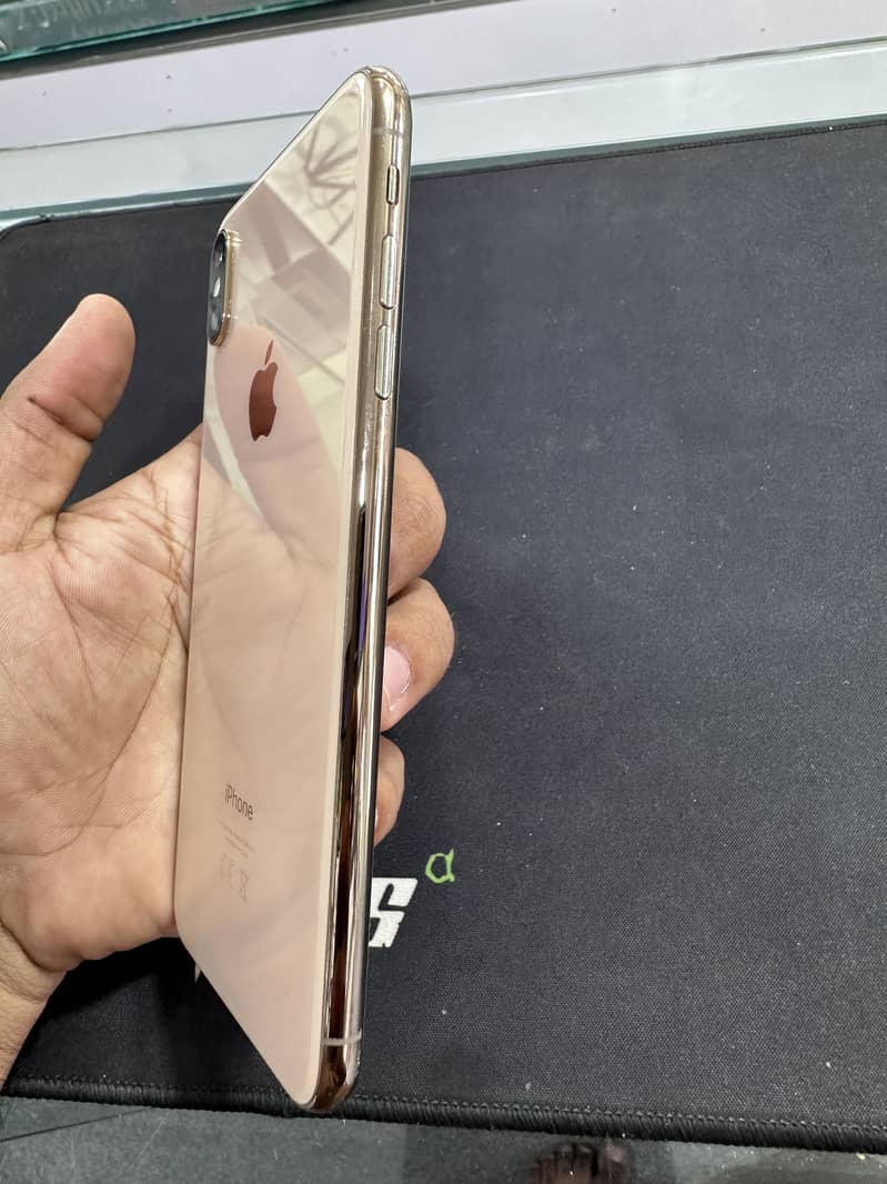 Apple iPhone XS Max 3