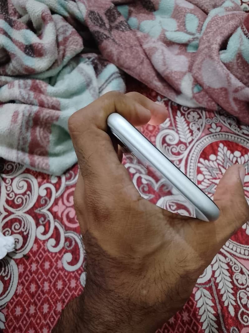 Apple iPhone 11 3