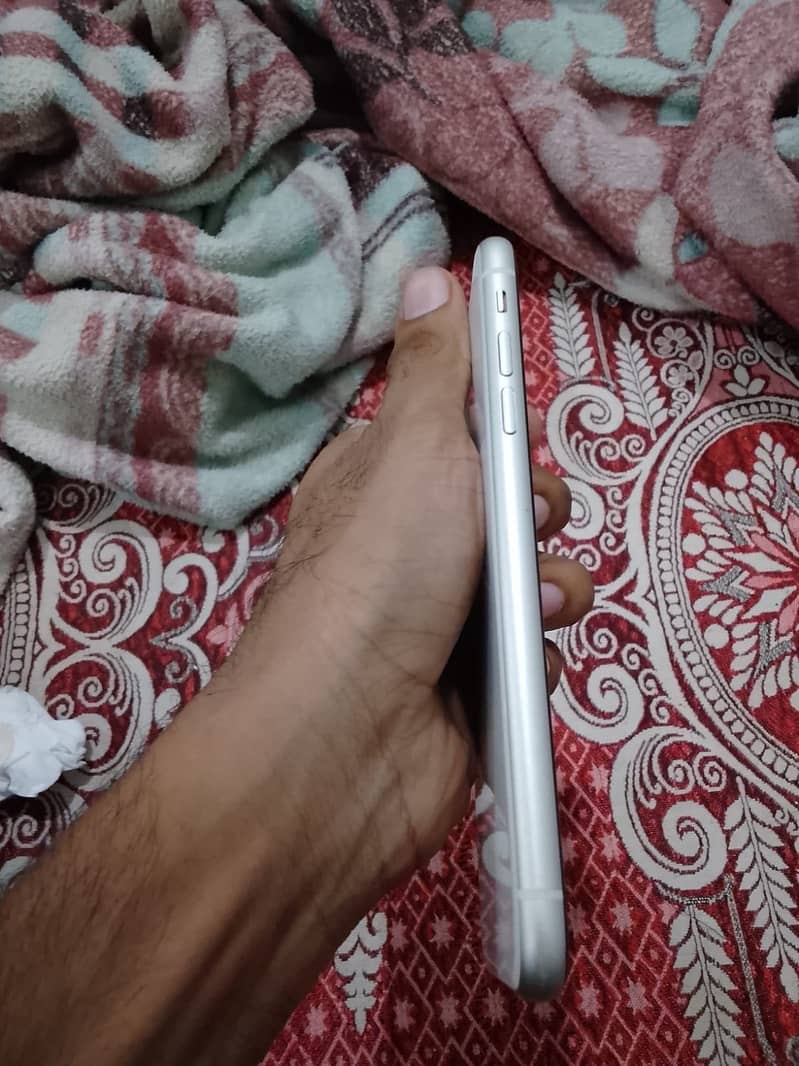Apple iPhone 11 4