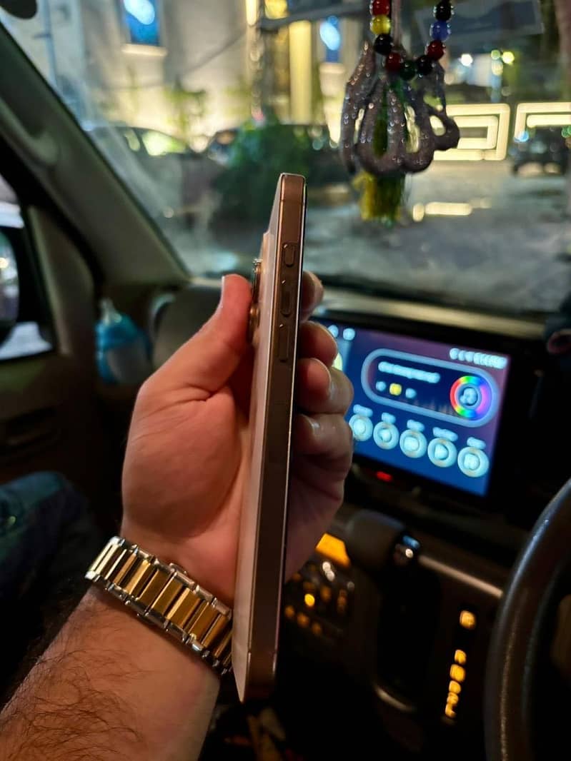 Apple iPhone 16 Pro Max 1