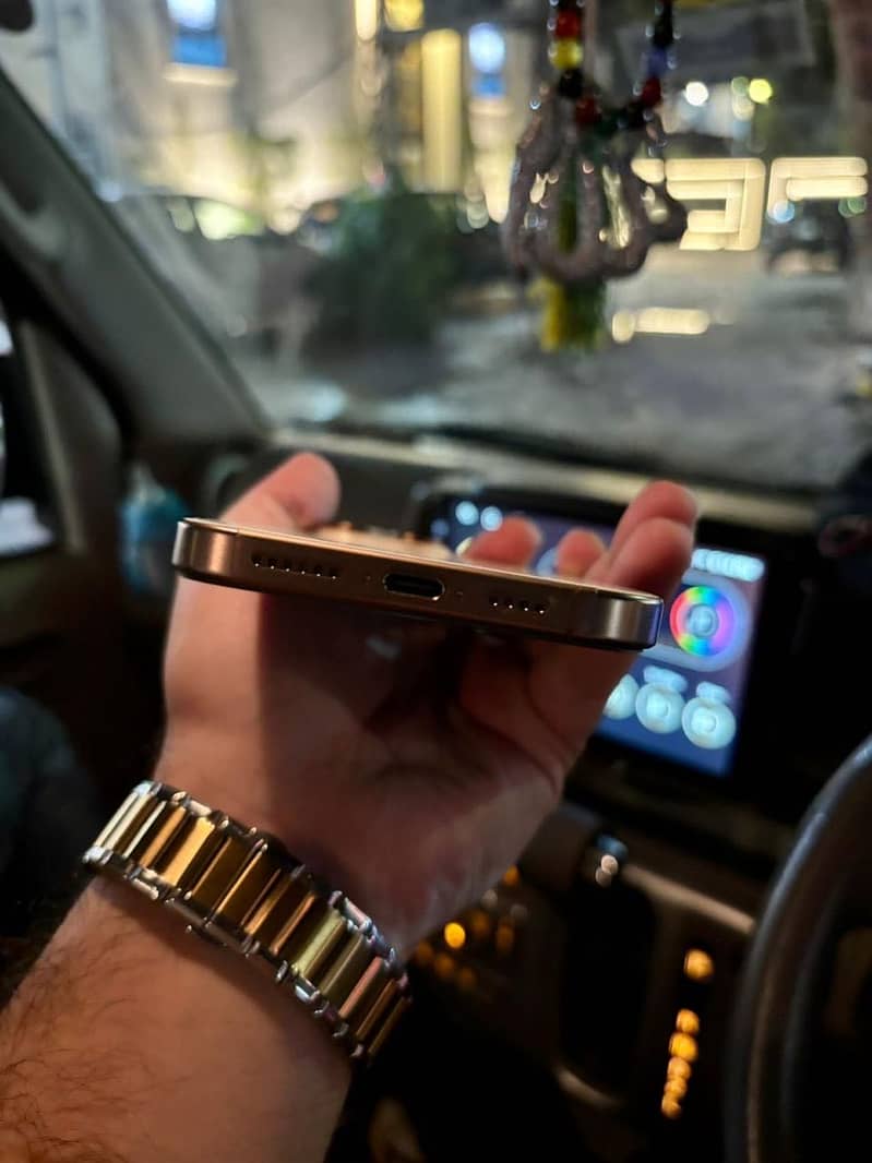 Apple iPhone 16 Pro Max 2