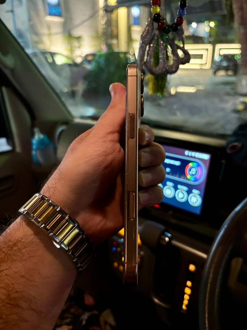 Apple iPhone 16 Pro Max 4