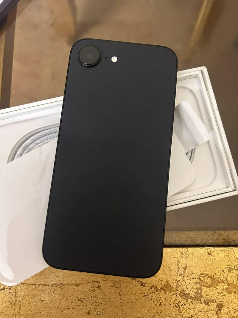 Apple iPhone 16e 0