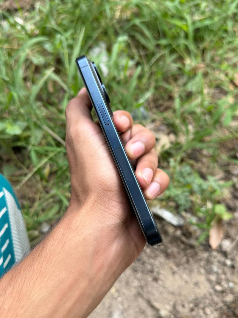 Apple iPhone 15 Pro 3