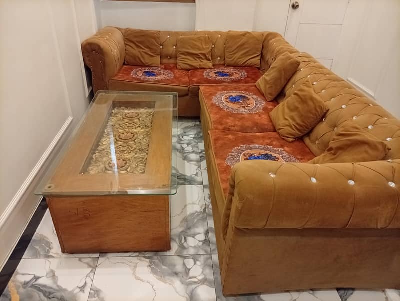 I'm selling L shaped sofas 2