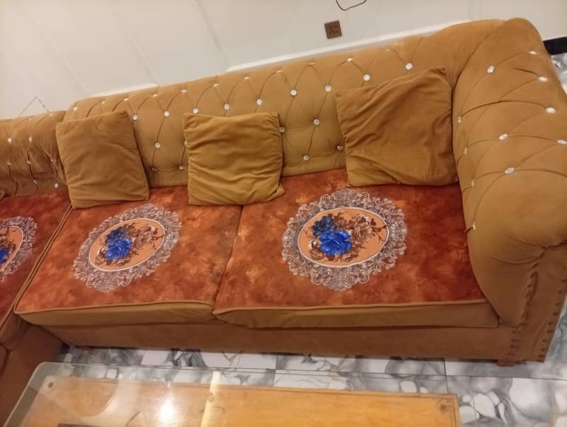 I'm selling L shaped sofas 3