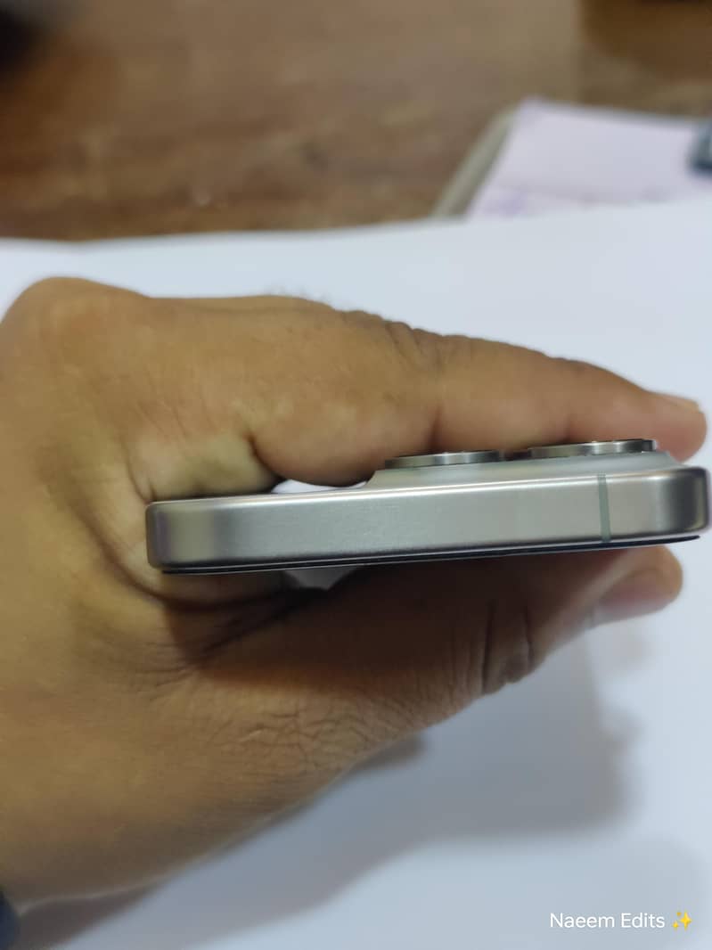 Apple iPhone 15 Pro 16
