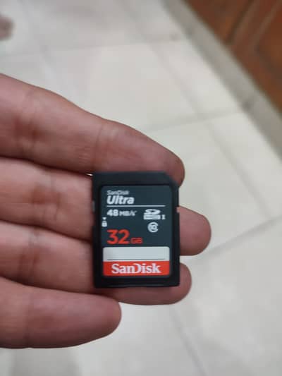 Canon 100D with 2 lnenses, Box and SD card