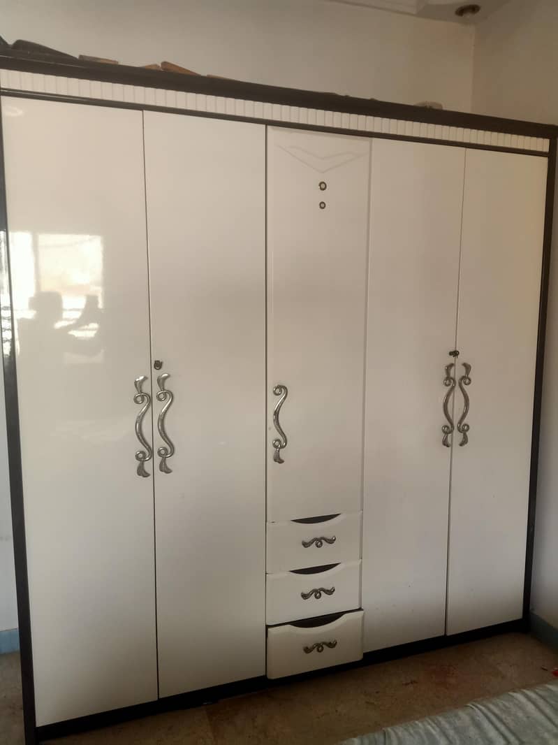 wardrobe / almari 0