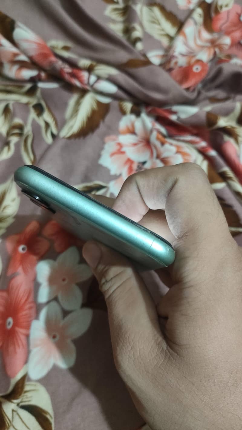 Apple iPhone 11 4