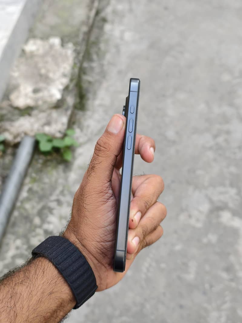 Apple iPhone 15 Pro Max 2