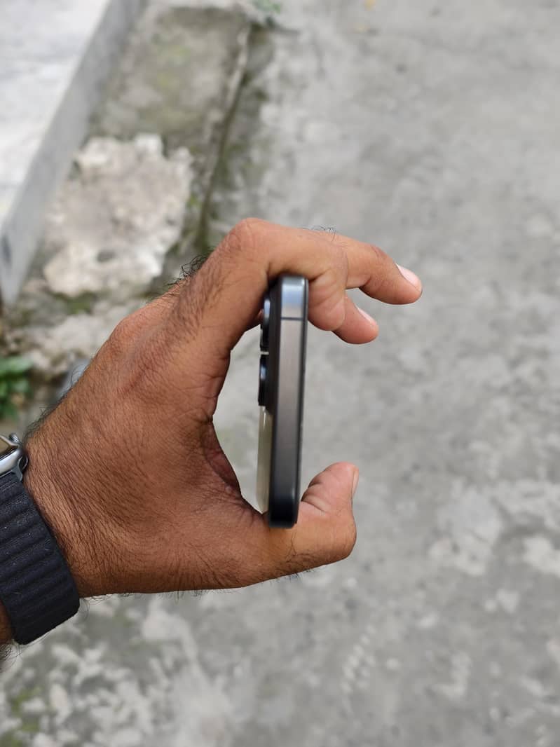 Apple iPhone 15 Pro Max 4